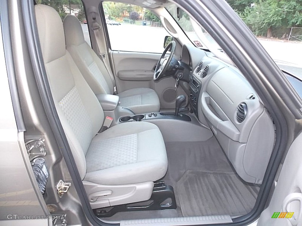 2005 Liberty Sport 4x4 - Light Khaki Metallic / Khaki photo #20