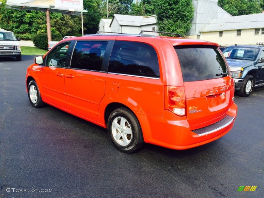 2013 Grand Caravan Crew - Redline 2 Coat Pearl / Black/Sandstorm photo #2