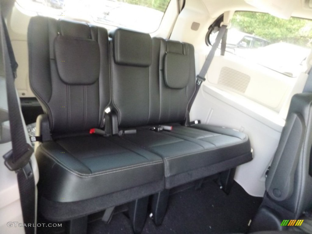 2016 Chrysler Town & Country Touring Rear Seat Photos