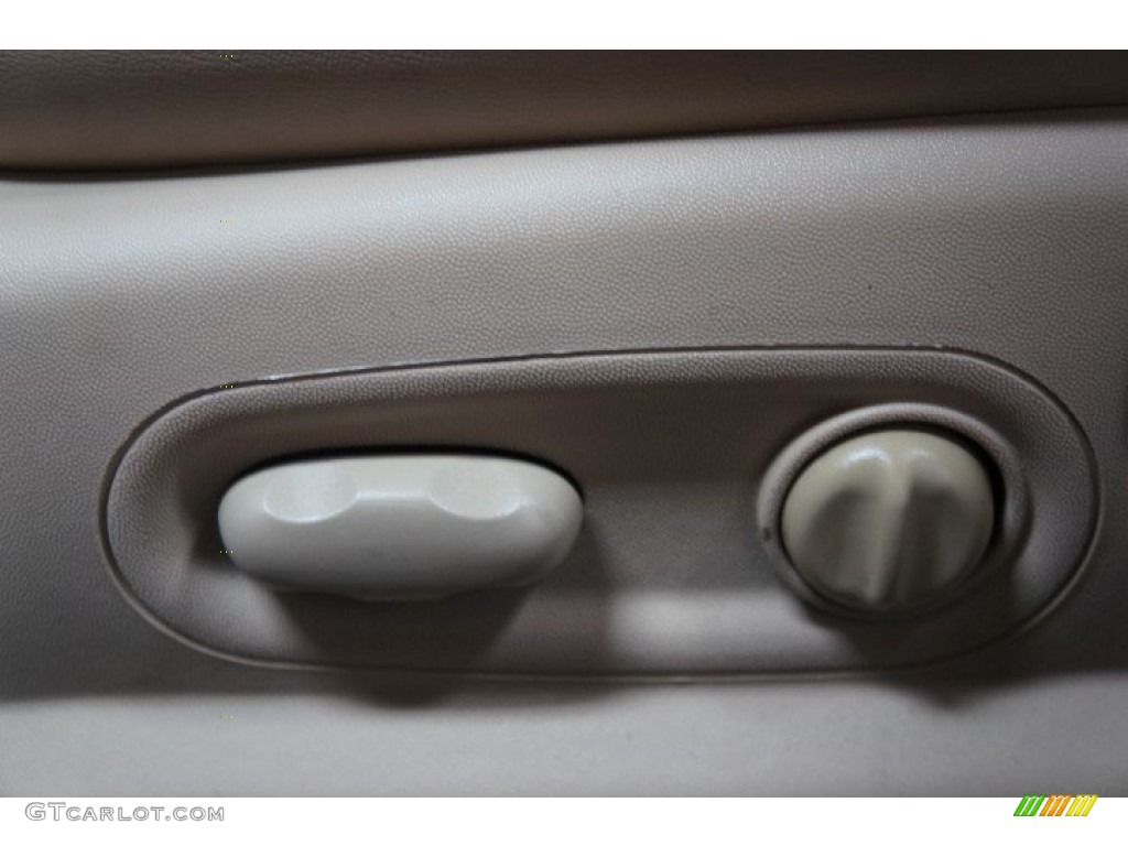 2006 Grand Prix GT Sedan - Ivory White / Sand photo #21
