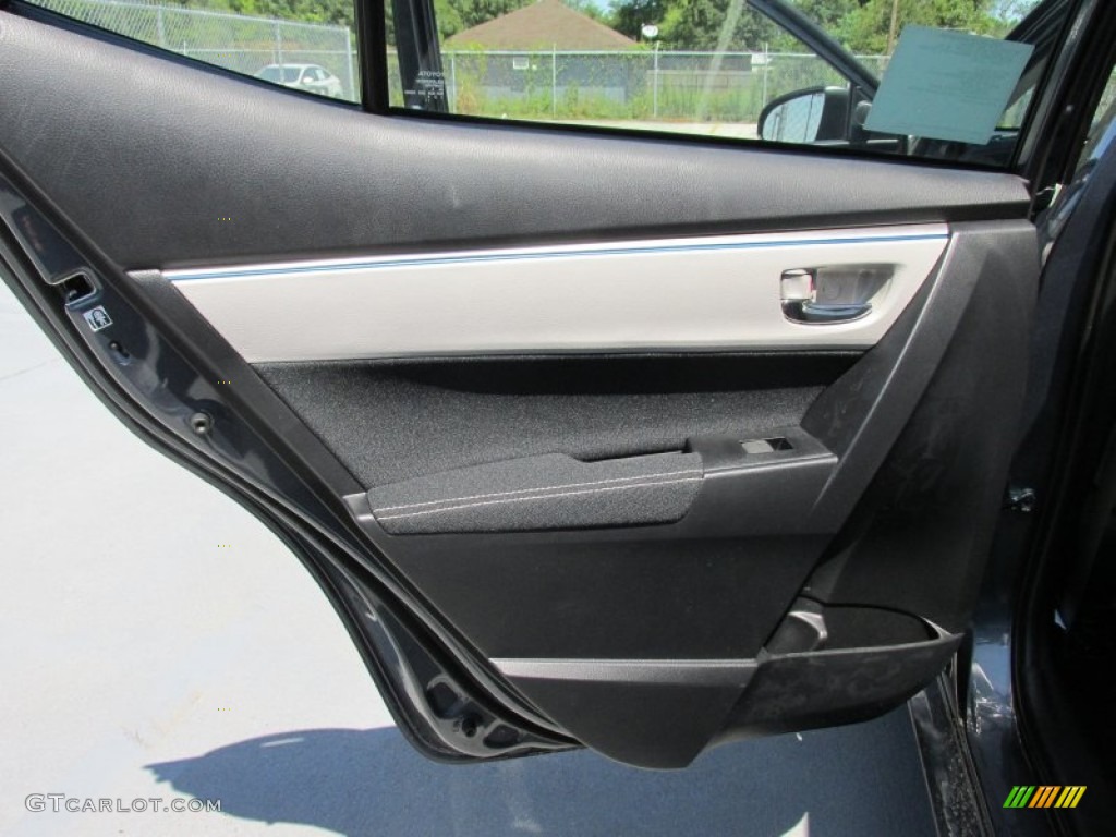 2016 Corolla LE Plus - Classic Silver Metallic / Black photo #17