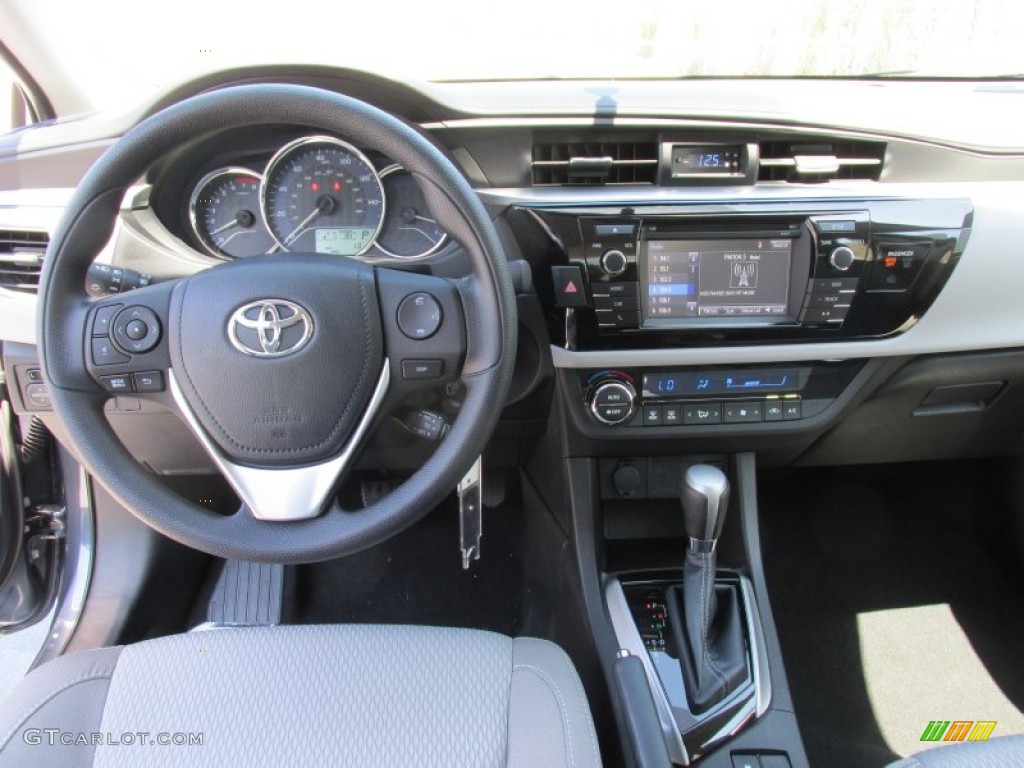 2016 Corolla LE Plus - Classic Silver Metallic / Black photo #23