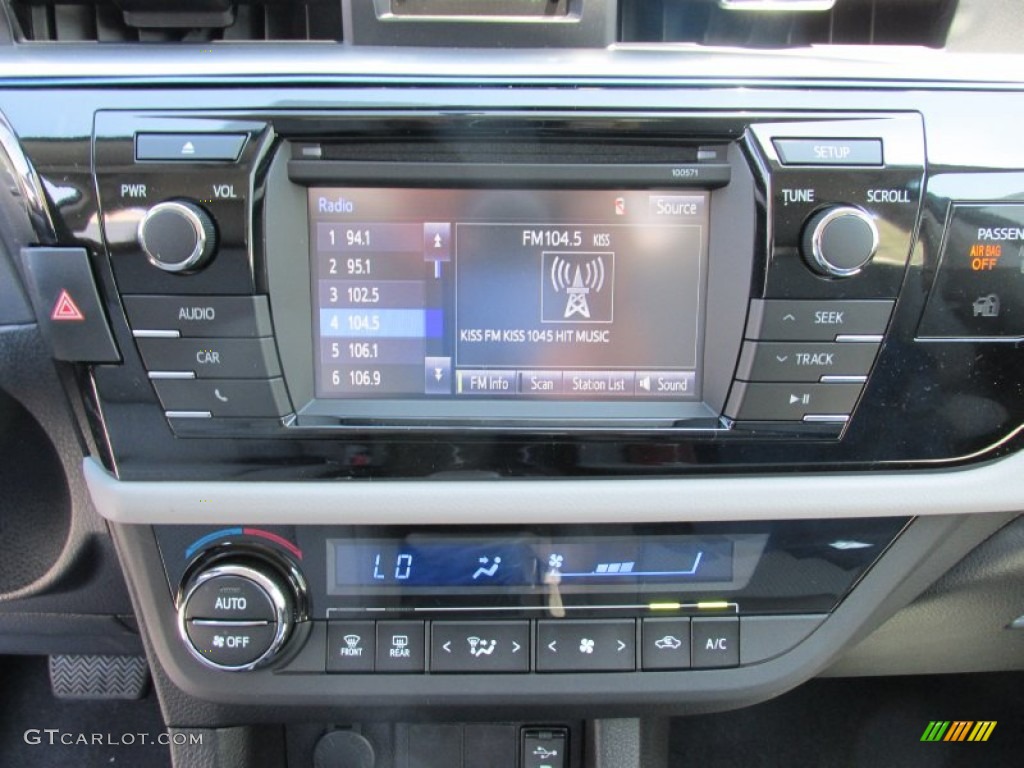 2016 Corolla LE Plus - Classic Silver Metallic / Black photo #25