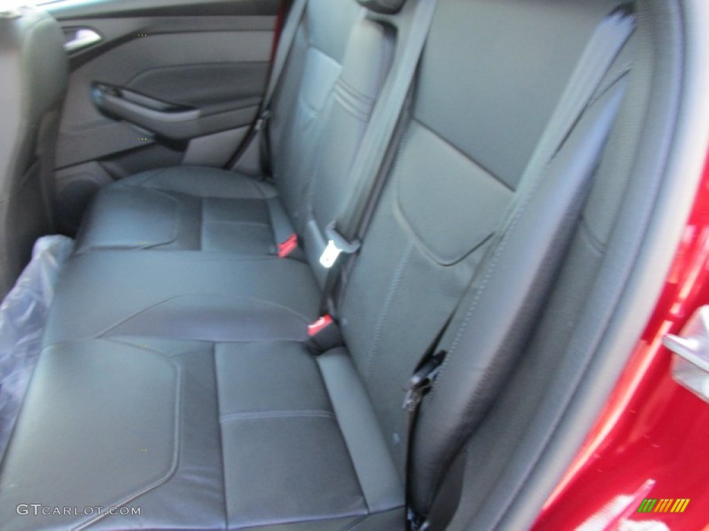 2015 Focus SE Hatchback - Ruby Red Metallic / Charcoal Black photo #18