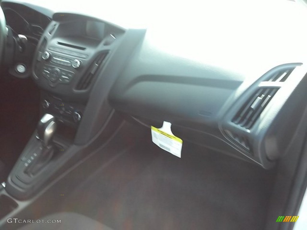 2015 Focus SE Sedan - Oxford White / Charcoal Black photo #15