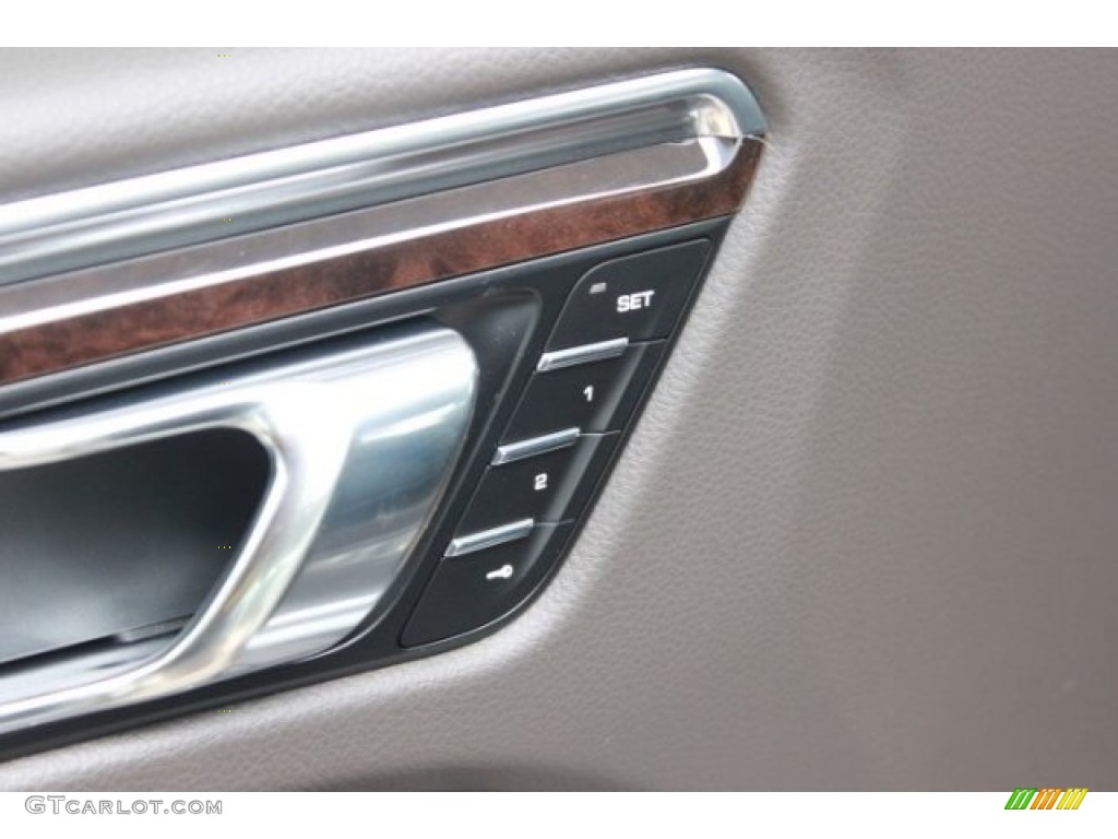 2016 Porsche Macan S Controls Photo #107139917