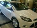 White Platinum - Focus Titanium Hatchback Photo No. 1