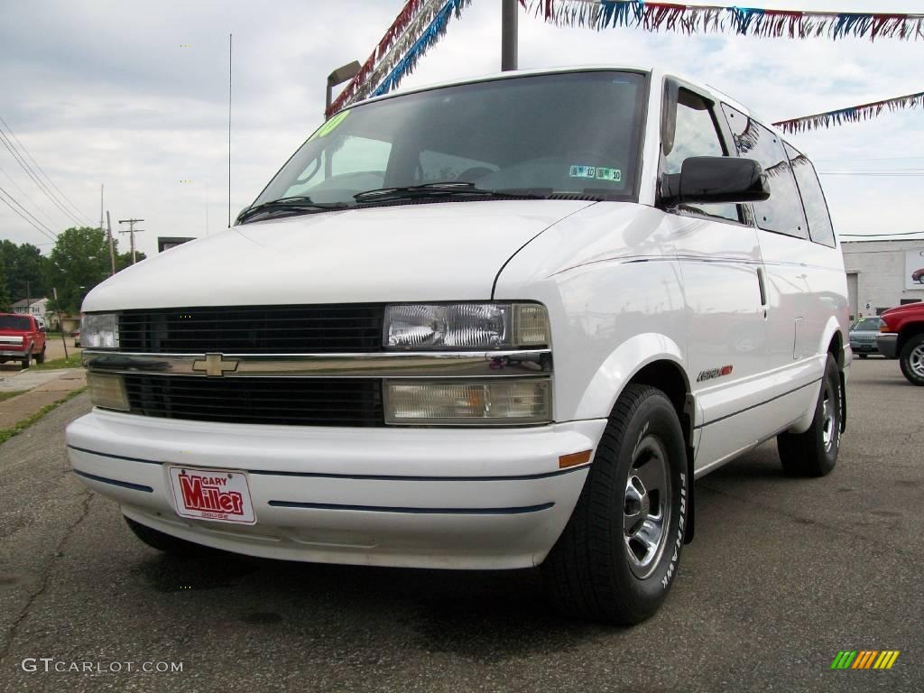 2000 Astro AWD Passenger Van - Ivory White / Blue photo #1