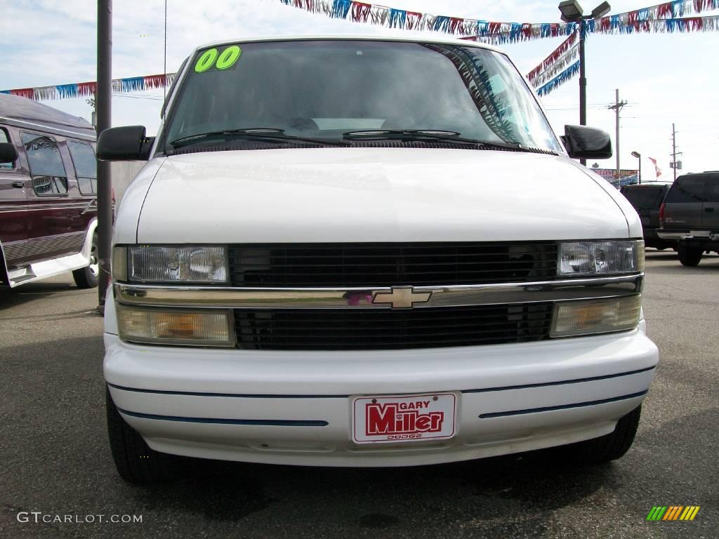 2000 Astro AWD Passenger Van - Ivory White / Blue photo #9