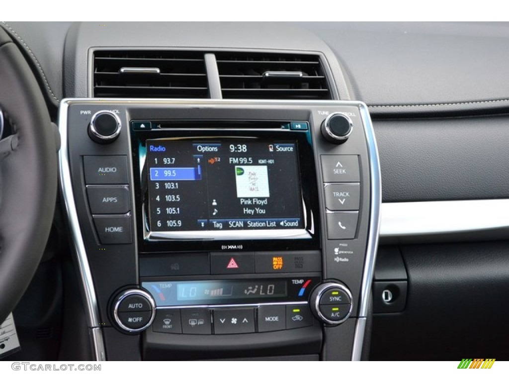2016 Toyota Camry XSE Controls Photos