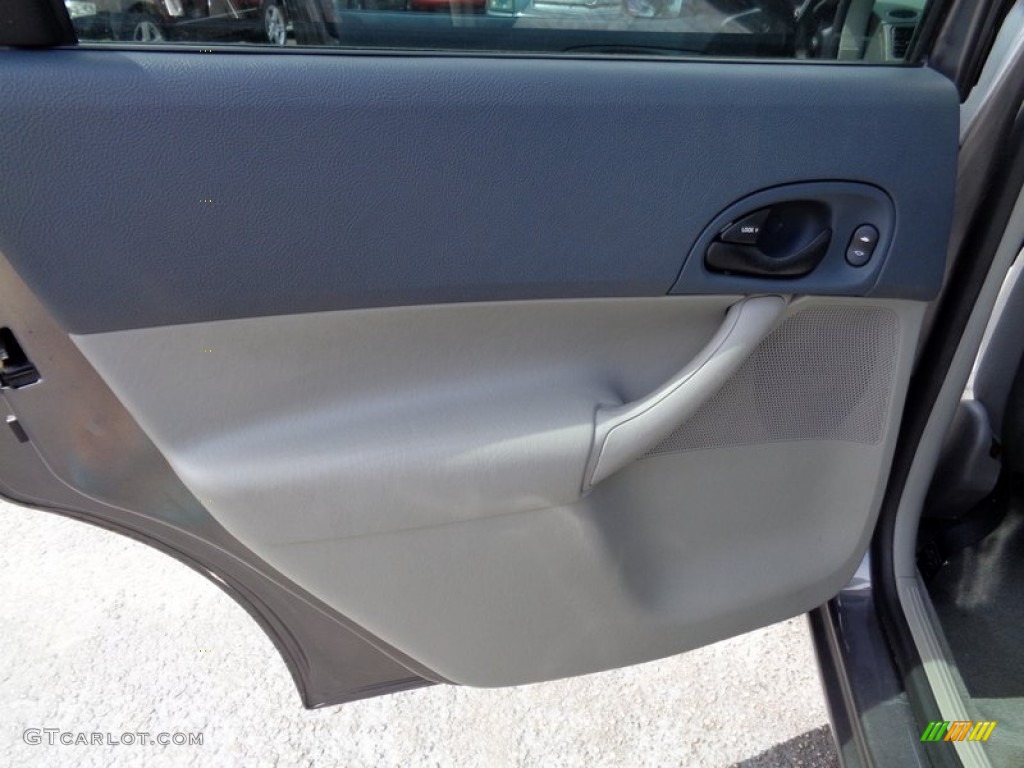 2005 Focus ZX4 SE Sedan - Liquid Grey Metallic / Dark Flint/Light Flint photo #47