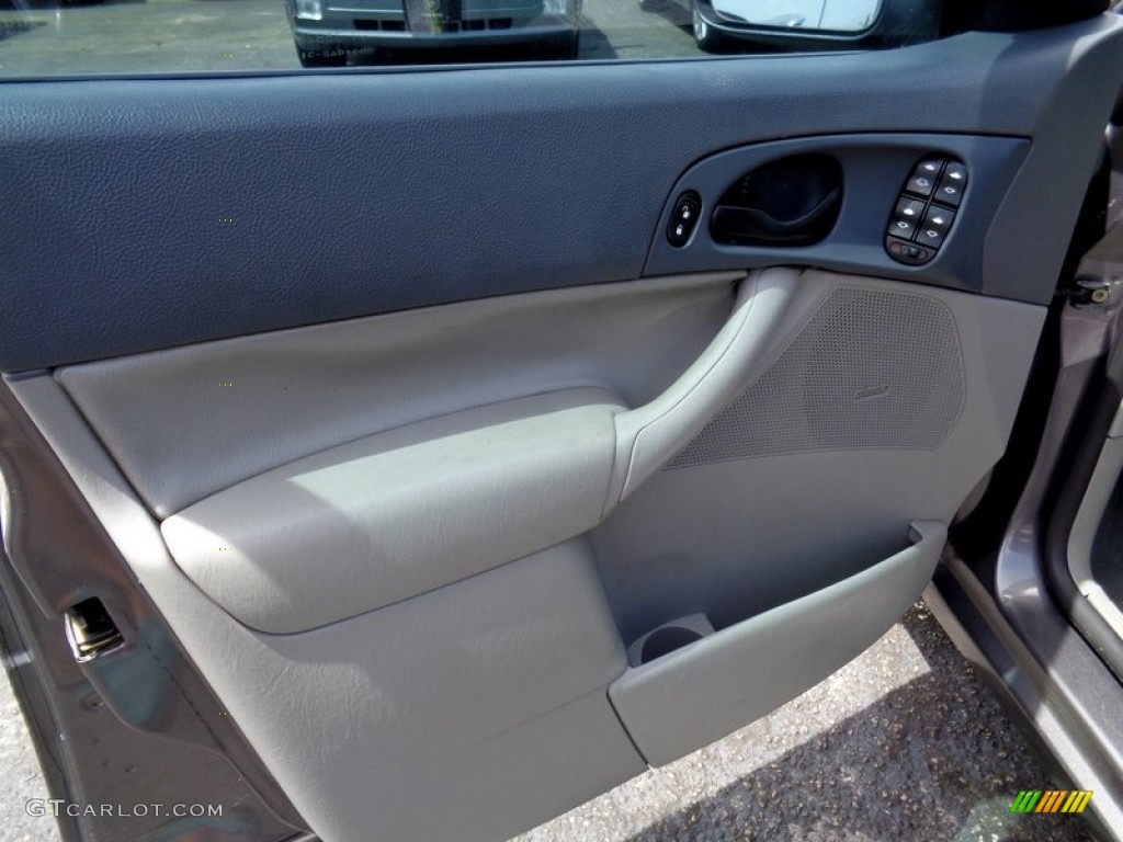 2005 Focus ZX4 SE Sedan - Liquid Grey Metallic / Dark Flint/Light Flint photo #52