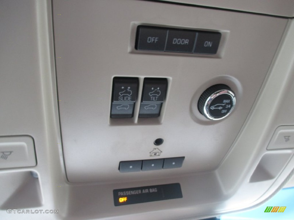 2016 Chevrolet Suburban LTZ 4WD Controls Photos