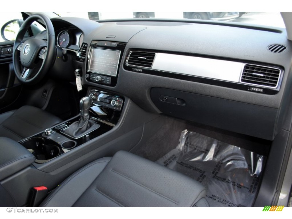 2013 Volkswagen Touareg VR6 FSI Sport 4XMotion Dashboard Photos
