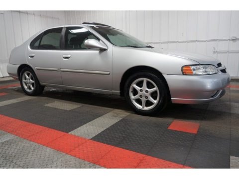 2001 Nissan Altima SE Data, Info and Specs