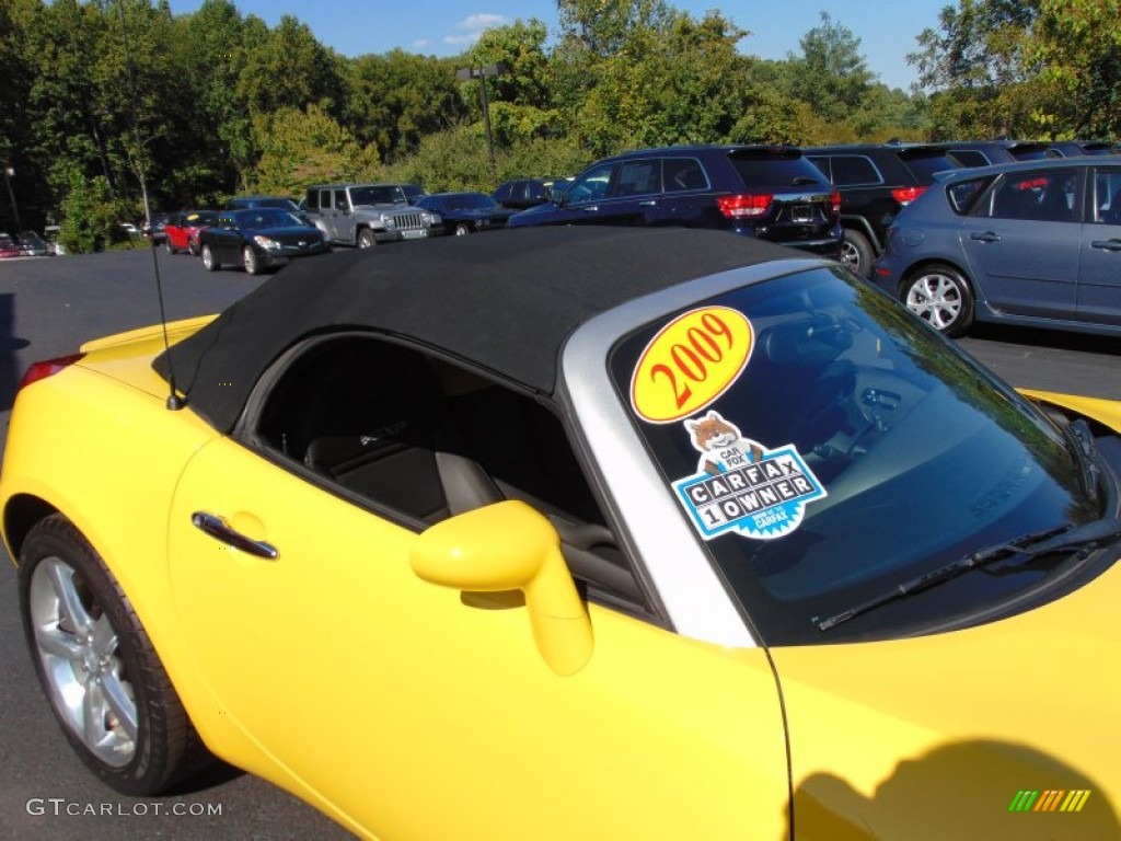 2009 Solstice GXP Roadster - Mean Yellow / Ebony photo #25