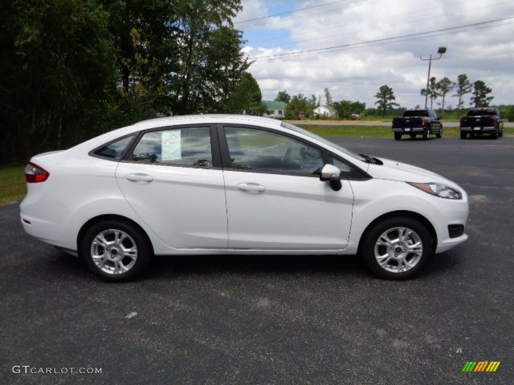 2015 Fiesta SE Sedan - Oxford White / Charcoal Black photo #2