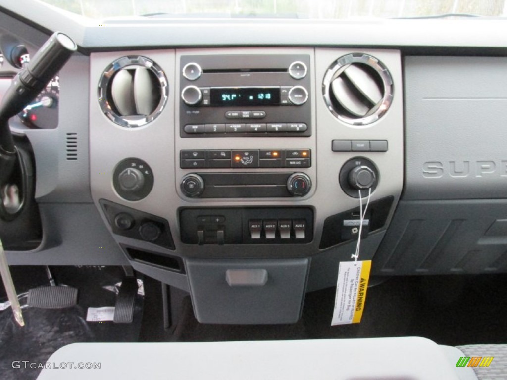 2016 Ford F350 Super Duty XLT Crew Cab 4x4 DRW Controls Photo #107269948