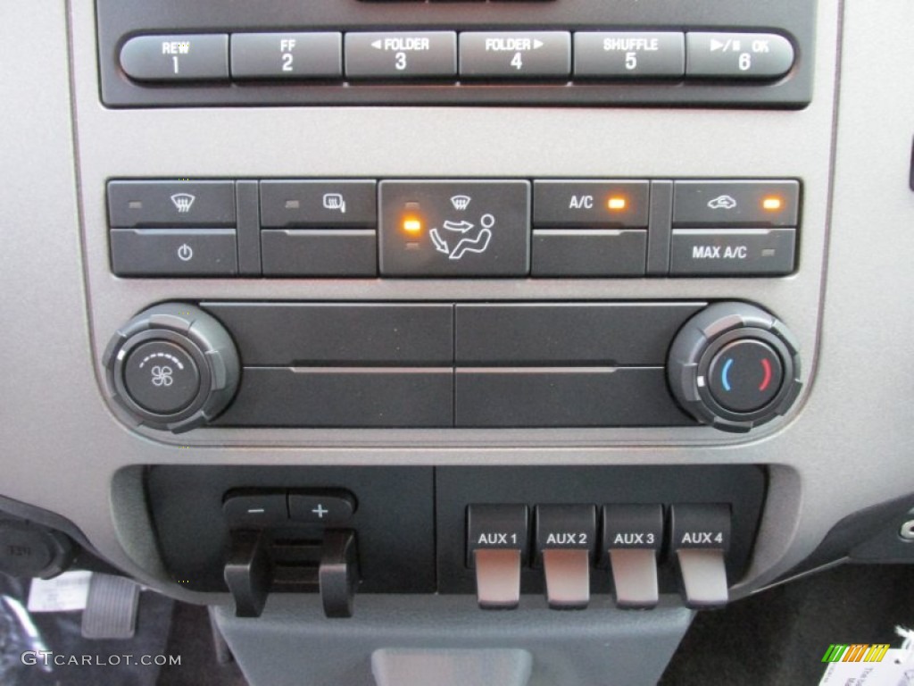 2016 Ford F350 Super Duty XLT Crew Cab 4x4 DRW Controls Photo #107269992