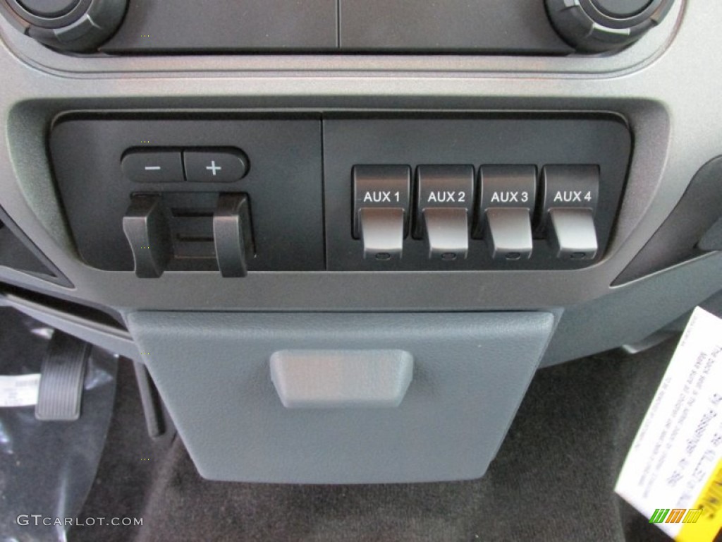 2016 Ford F350 Super Duty XLT Crew Cab 4x4 DRW Controls Photo #107270020