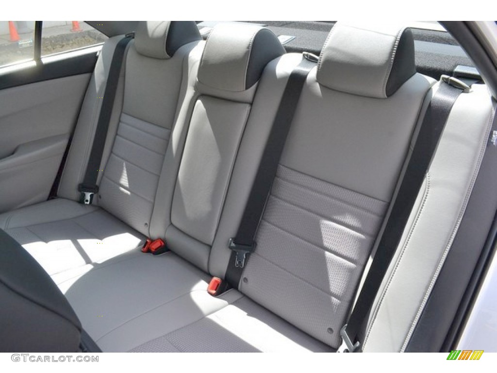 2016 Toyota Camry SE Rear Seat Photos