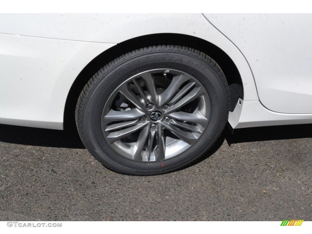2016 Toyota Camry SE Wheel Photos