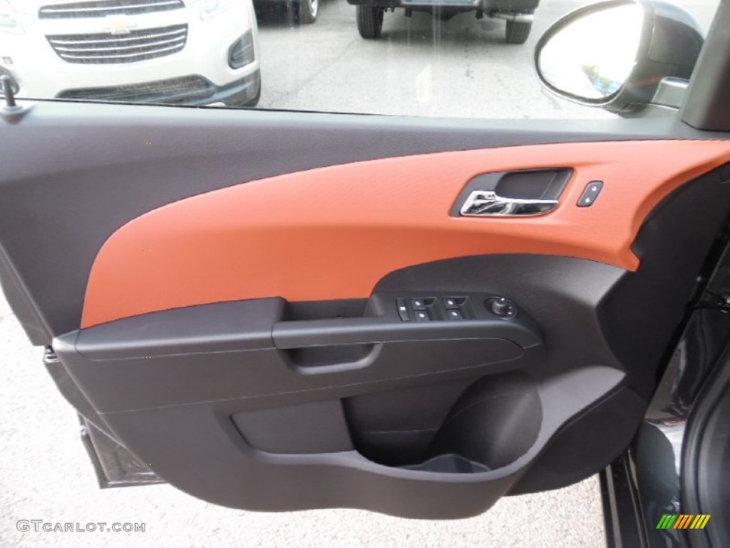 2016 Chevrolet Sonic LT Sedan Jet Black/Brick Door Panel Photo #107329289