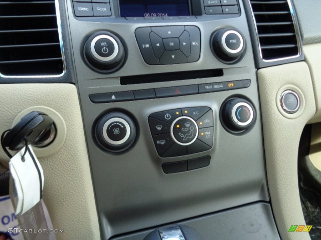 2015 Ford Taurus SE Controls Photo #107335706