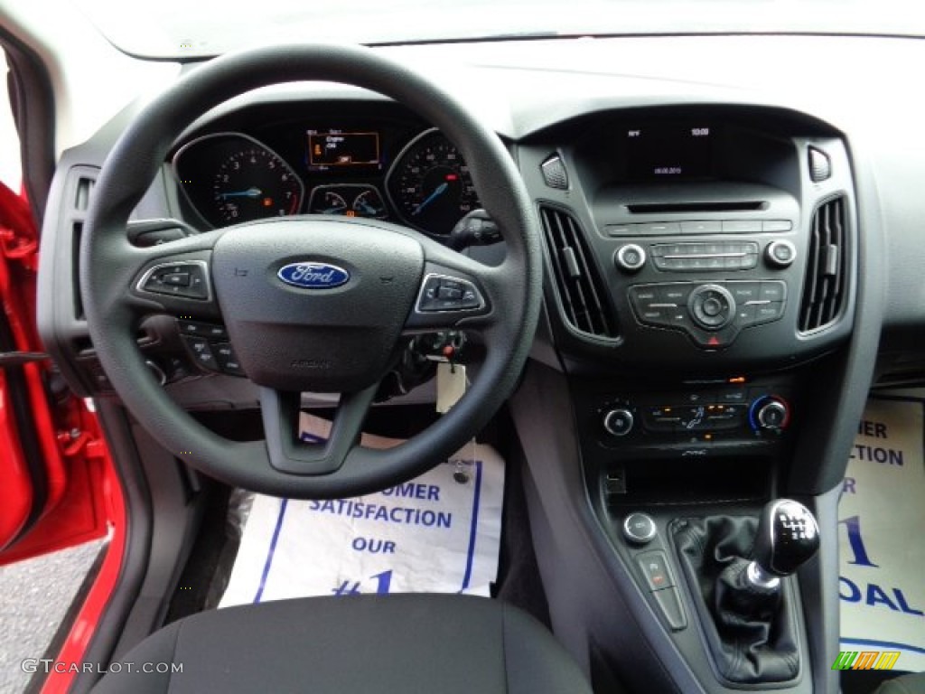 2015 Ford Focus SE Sedan Charcoal Black Dashboard Photo #107336488