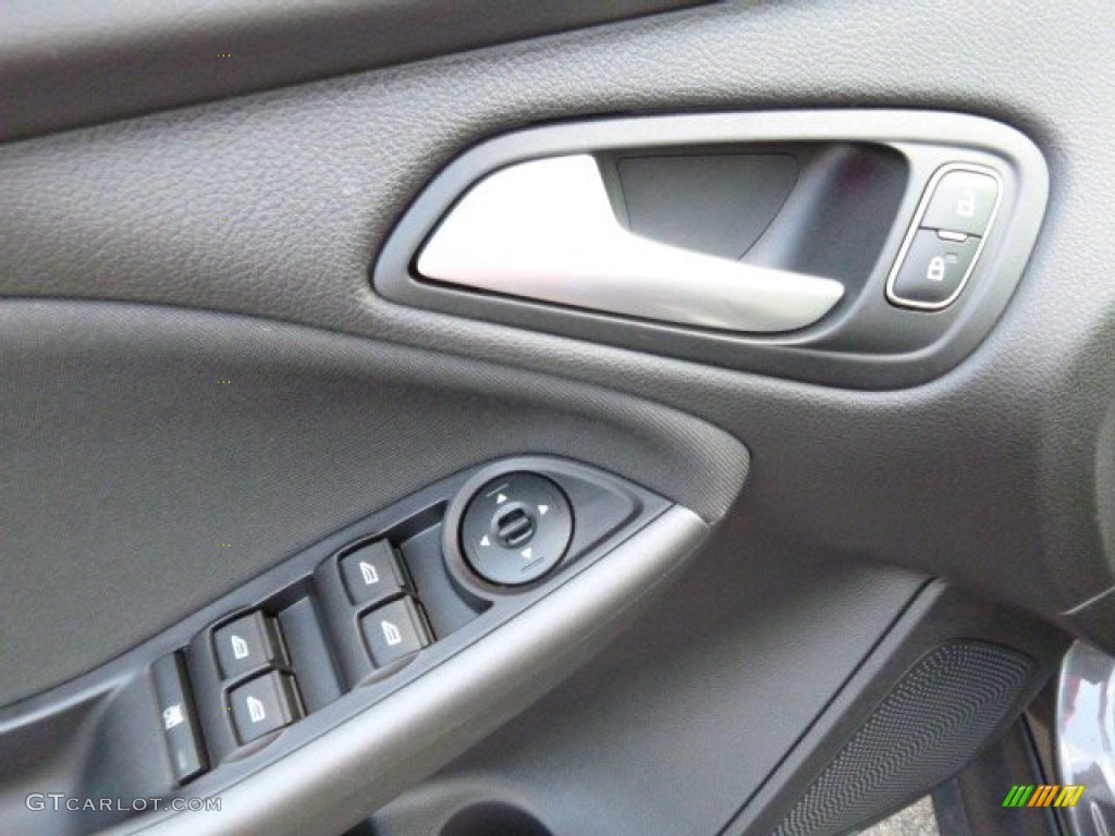 2015 Focus SE Sedan - Magnetic Metallic / Charcoal Black photo #11