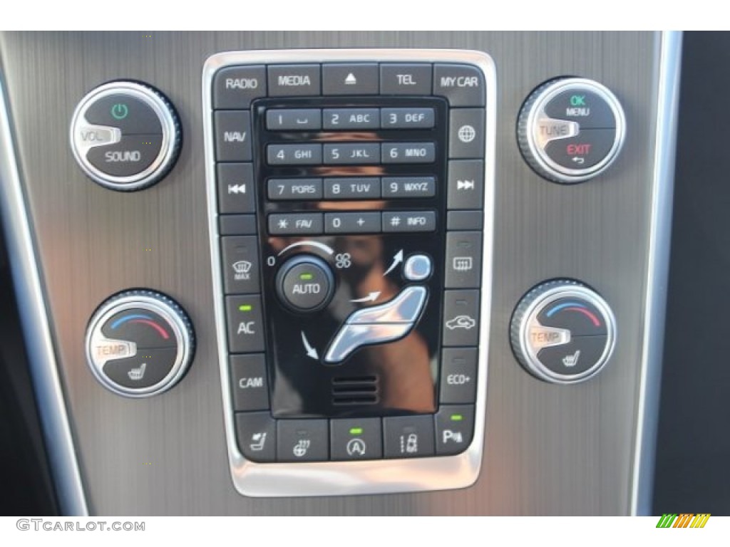 2016 Volvo XC60 T6 Drive-E Controls Photo #107361502
