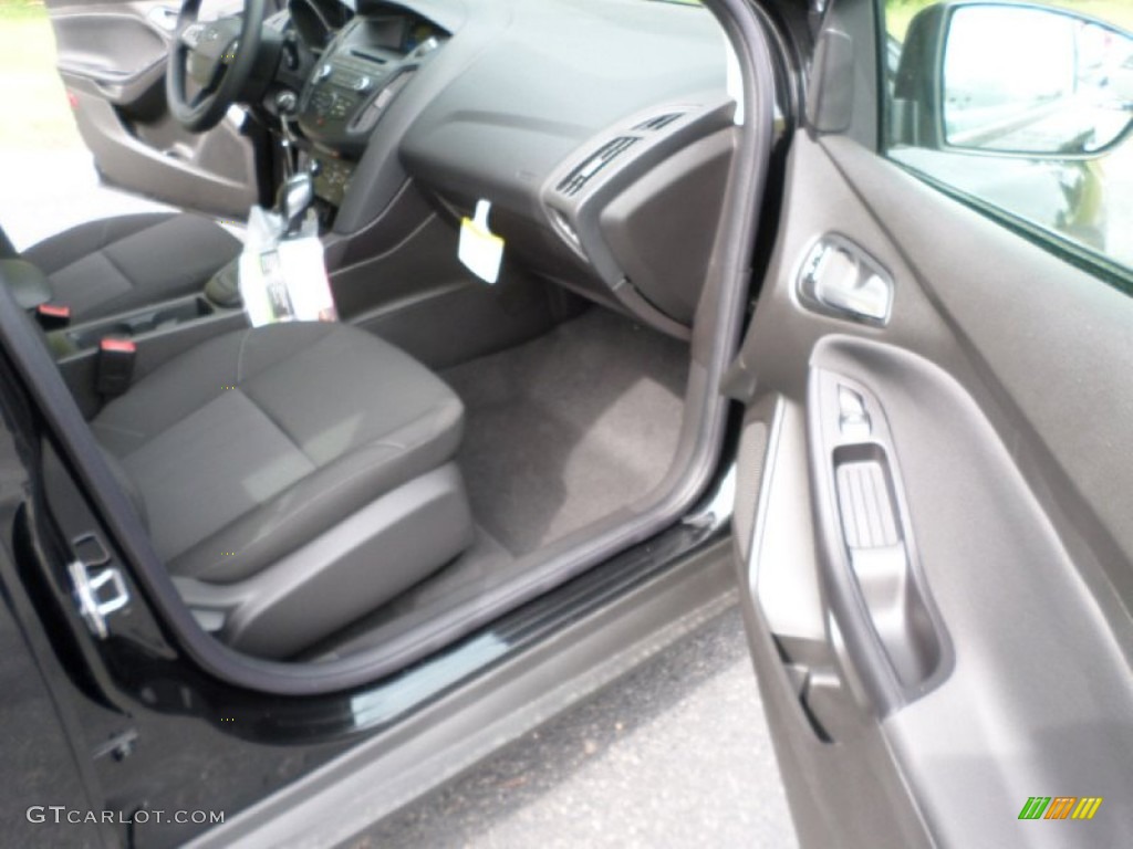2015 Focus SE Hatchback - Tuxedo Black Metallic / Charcoal Black photo #18