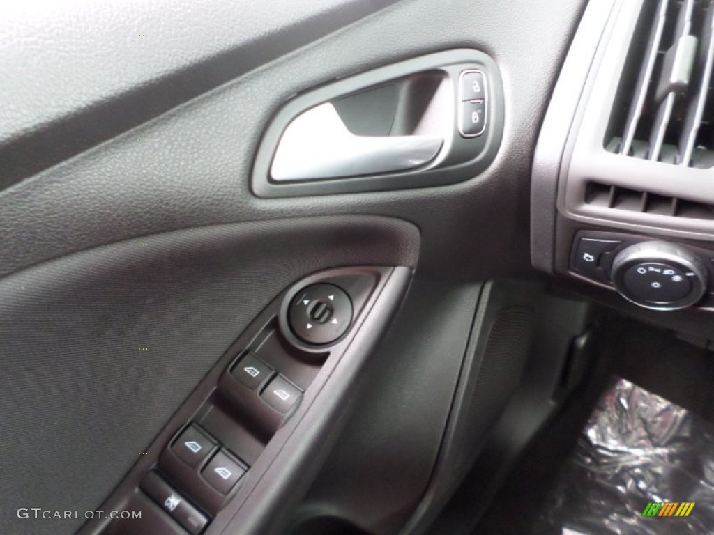 2015 Focus SE Hatchback - Tuxedo Black Metallic / Charcoal Black photo #29