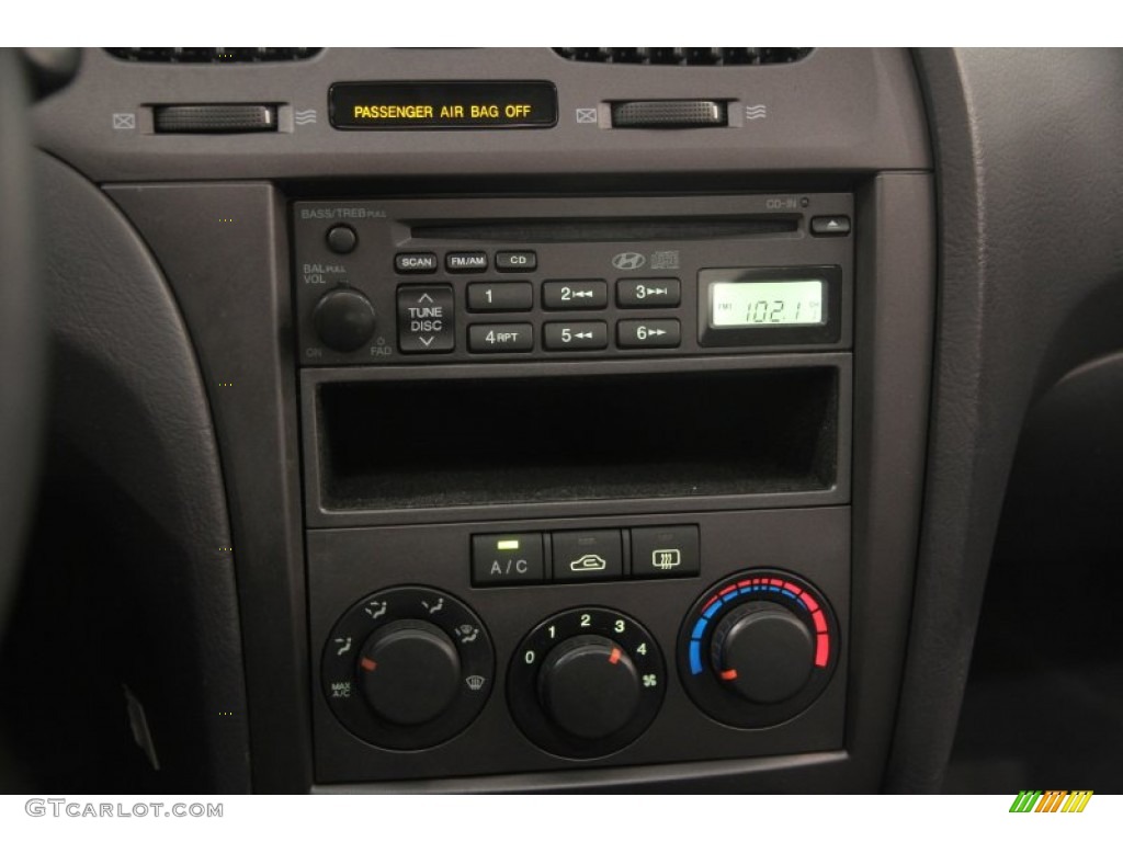2005 Hyundai Elantra GLS Sedan Controls Photos