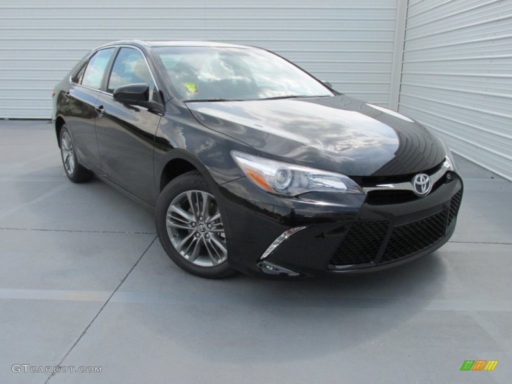2016 Toyota Camry SE Exterior Photos