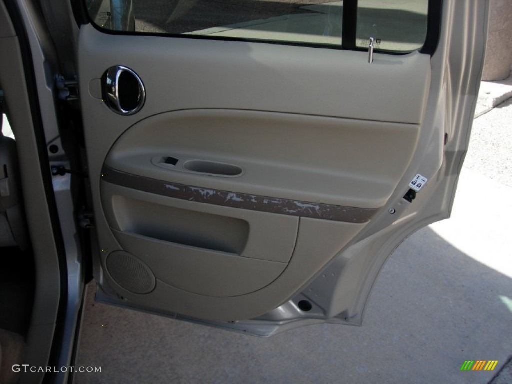2009 HHR LT - Gold Mist Metallic / Cashmere photo #15