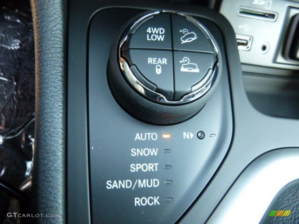 2016 Jeep Cherokee Trailhawk 4x4 Controls Photo #107414936