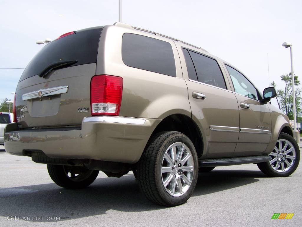 2007 Aspen Limited HEMI 4WD - Light Khaki Beige Metallic / Dark Khaki/Light Graystone photo #2