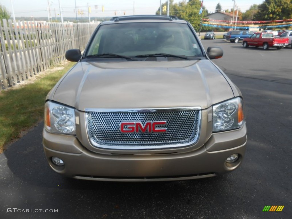2004 Envoy SLT 4x4 - Sand Beige Metallic / Light Tan photo #2