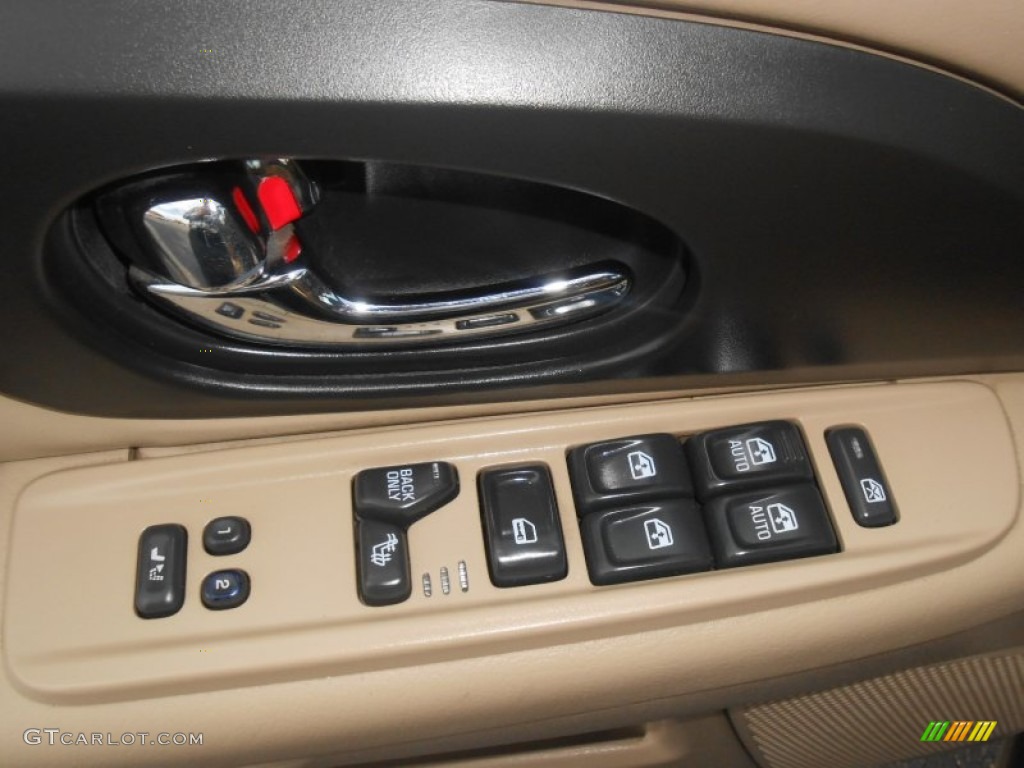 2004 Envoy SLT 4x4 - Sand Beige Metallic / Light Tan photo #11