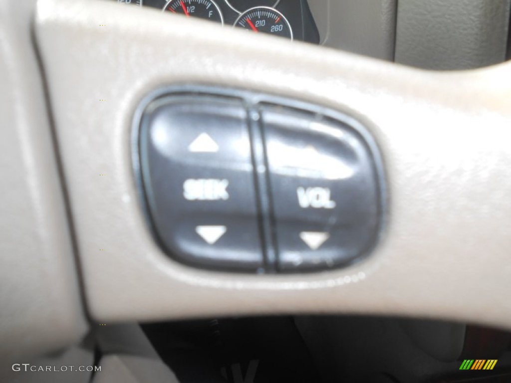 2004 Envoy SLT 4x4 - Sand Beige Metallic / Light Tan photo #17