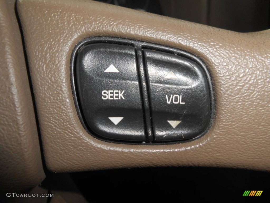 2004 Envoy SLT 4x4 - Sand Beige Metallic / Light Tan photo #18