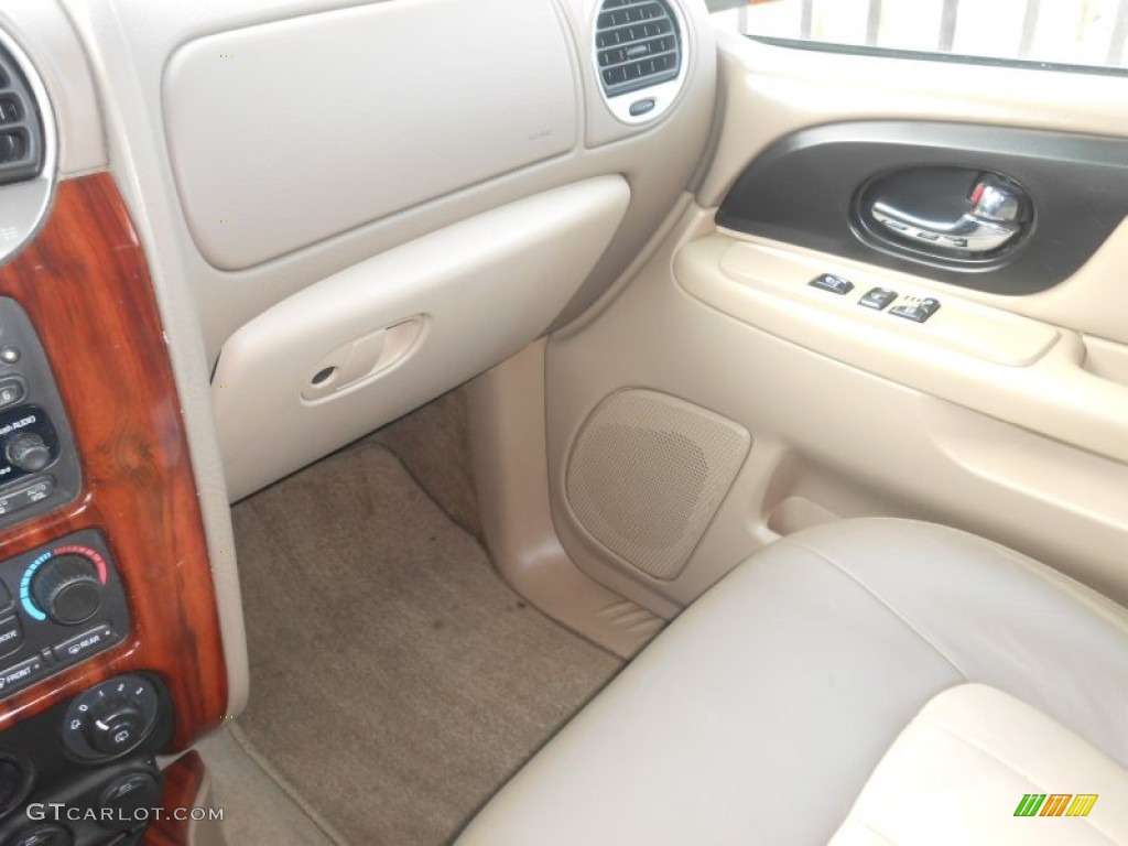 2004 Envoy SLT 4x4 - Sand Beige Metallic / Light Tan photo #23