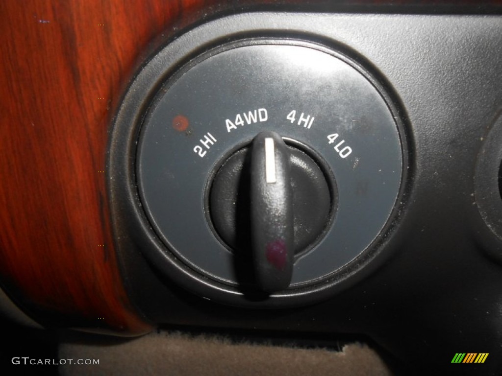 2004 Envoy SLT 4x4 - Sand Beige Metallic / Light Tan photo #25
