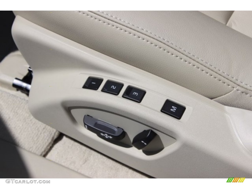 2016 Volvo XC60 T6 Drive-E Controls Photo #107450275