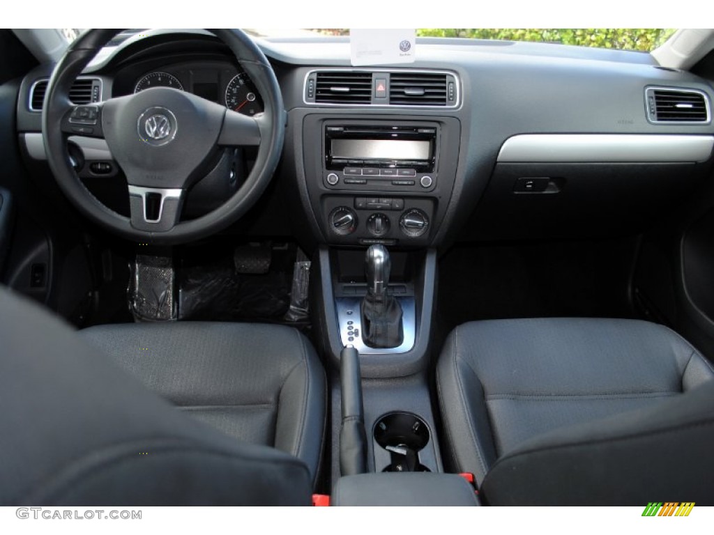 2013 Volkswagen Jetta SE Sedan Dashboard Photos