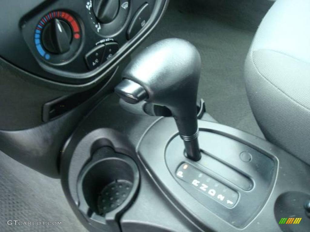 2006 Focus ZX4 S Sedan - Cloud 9 White / Dark Flint/Light Flint photo #16
