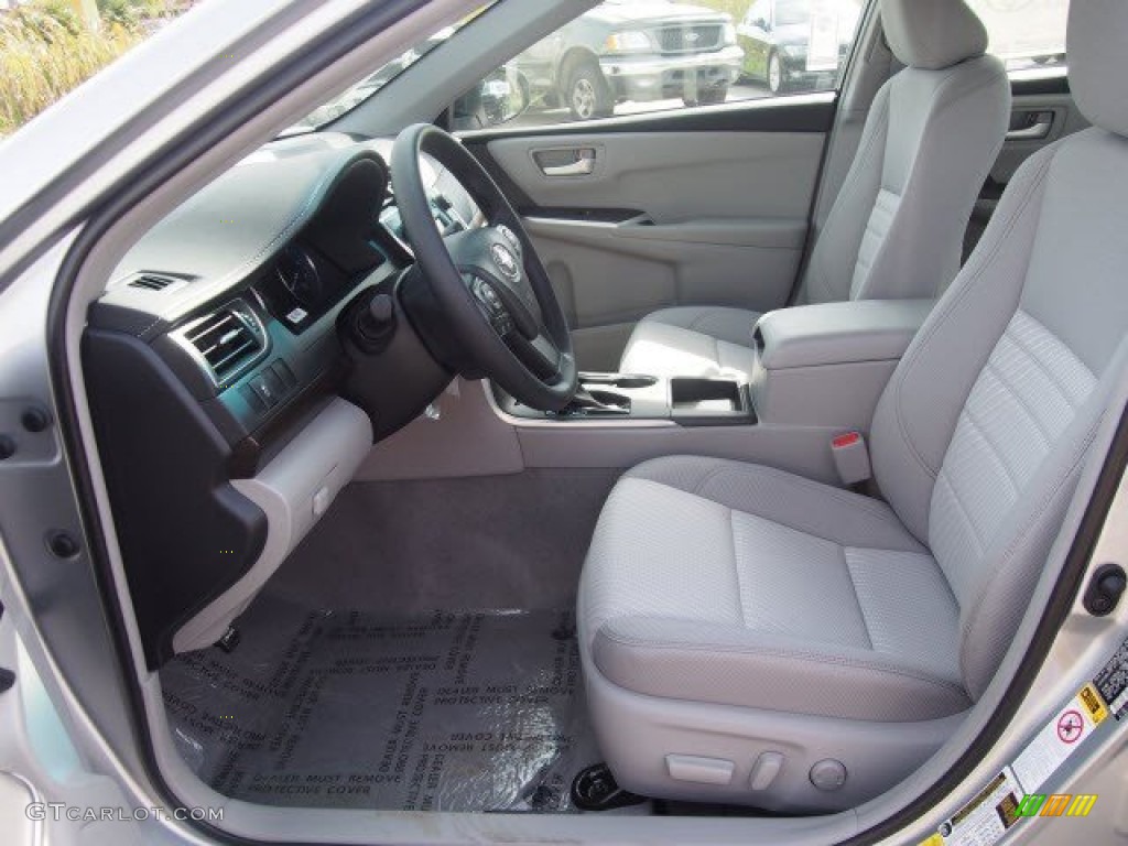 2016 Toyota Camry LE Front Seat Photos