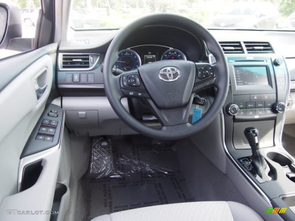 2016 Toyota Camry LE Dashboard Photos