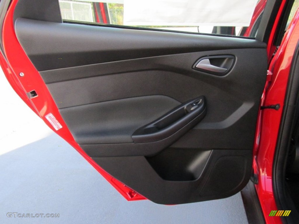 2015 Focus SE Hatchback - Race Red / Charcoal Black photo #17